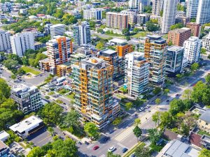 Peisaj urban modern cu clădiri și spații verzi.