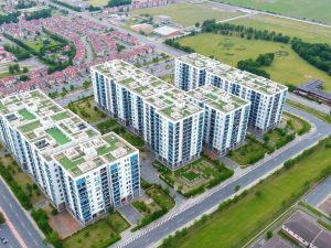 Zonă rezidențială modernă în dezvoltare, cu clădiri noi.