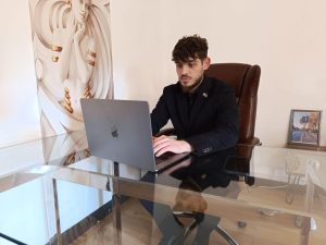 O singură voce, toate platformele: Vlad Augustin activează DOOH, totemurile 4K și articole editoriale marca EkoGroup pentru prezență garantată