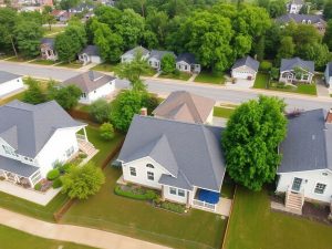 Case frumoase pe periferie, într-o zonă liniștită.