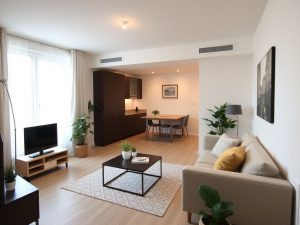 Interior de apartament confortabil și modern pentru chirie.