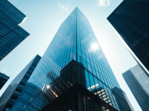 Clădiri moderne înalte în centrul orașului aglomerat.