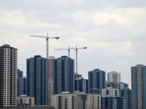 Clădiri rezidențiale, semne de construcție, cer noros, recesiune imobiliară